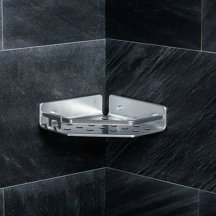 Tatay Moon Cesta de baño angular - L x An x Al: 20 x 20 x 5,5 cm, 1 ud., Plateado - Estante de esquina plateado con agujeros y ganchos para guardar artículos de ducha en el baño sobre una pared oscura.