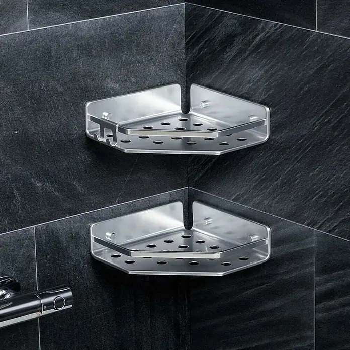 Tatay Moon Cesta de baño angular - L x An x Al: 20 x 20 x 5,5 cm, 2 ud., Plateado - Dos estantes de esquina plateados con agujeros en una pared de baño oscura, perfectos para guardar elementos esenciales de ducha. Práctico y ahorra espacio.