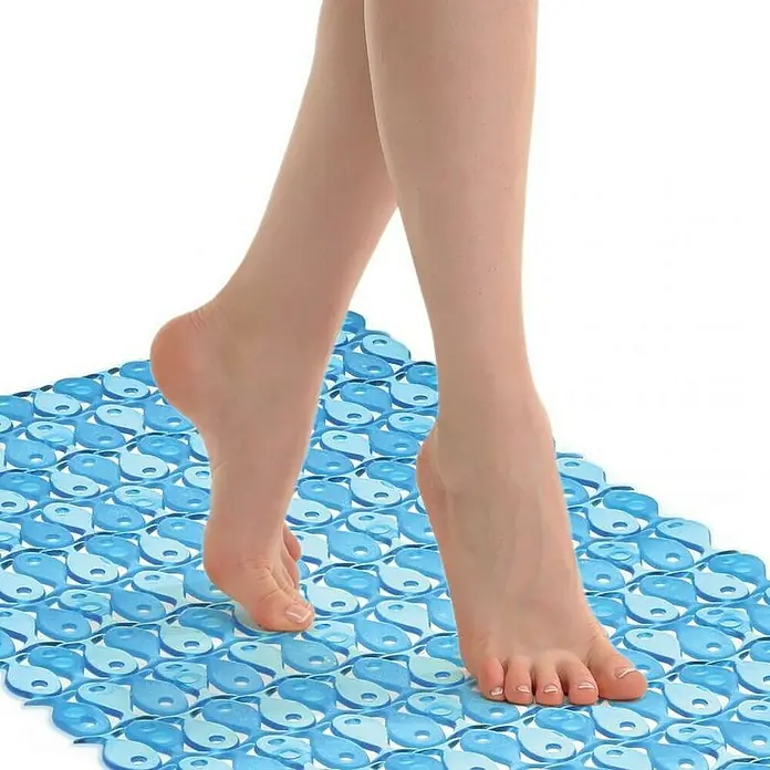 Tatay Antideslizante para bañera - 36 x 97 cm, Azul - Un par de pies de pie sobre una alfombra de baño antideslizante azul con un patrón de Yin-Yang para mayor seguridad en el baño.