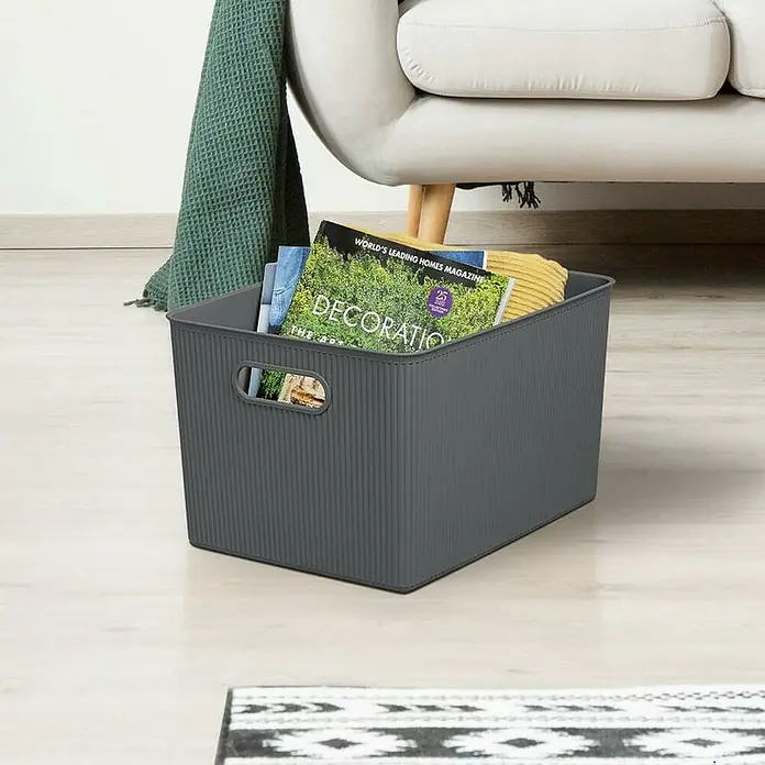 Tatay Baobab Tapa para cesta - 18,7 x 27,8 x 0,7 cm, Gris - Cesta de almacenamiento de plástico gris con revistas, perfecta para organizar revistas y otros objetos en el salón.