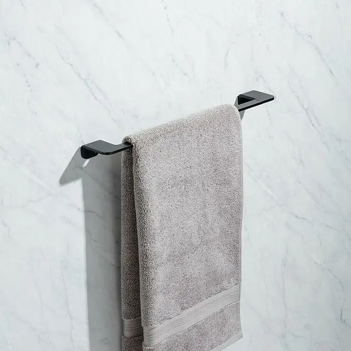 Tatay Onyx Toallero de barra - Ancho: 45 cm, Negro - Una toalla gris cuelga de un moderno toallero negro contra una pared de mármol. Elegante accesorio de baño.
