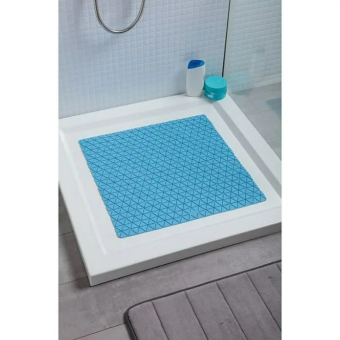 Tatay Antideslizante para bañera Diamond SBS - 54 x 54 cm, Azul - Imagen de una alfombrilla de ducha cuadrada azul con un patrón de triángulos en un plato de ducha blanco con productos de cuidado personal.