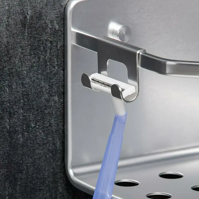 Tatay Moon Cesta de baño angular - L x An x Al: 20 x 20 x 12 cm, 1 ud., Plateado - Maquinilla de afeitar colgada en un estante de baño plateado con ganchos. Práctico almacenamiento de baño para un almacenamiento ordenado.