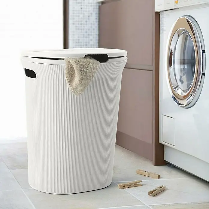 Tatay Baobab Cesta para la ropa - L x An x Al: 33 x 41 x 50 cm, Blanco - Un cesto de ropa blanca con una toalla colgando junto a una lavadora en un baño.