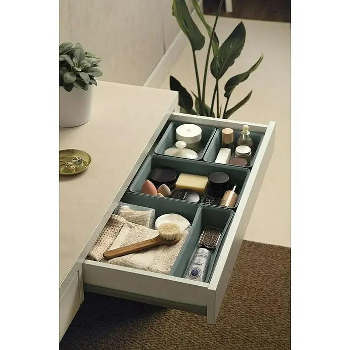 Tatay Bohol Organizador A5 - L x An x Al: 17 x 26 x 5,5 cm, Verde sage - Organización del baño: Un cajón abierto con un inserto organizador celeste muestra cosméticos, cepillos y paños bien guardados.