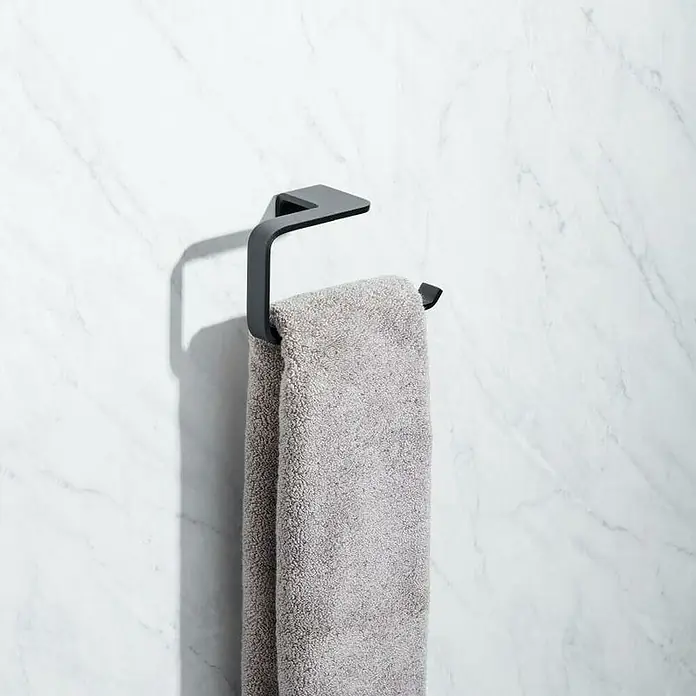 Tatay Onyx Toallero de anilla - Ancho: 18,5 cm, Negro, Mate - Toallero moderno negro con una toalla gris sobre una pared de mármol blanco. El diseño elegante se adapta perfectamente a cualquier baño.