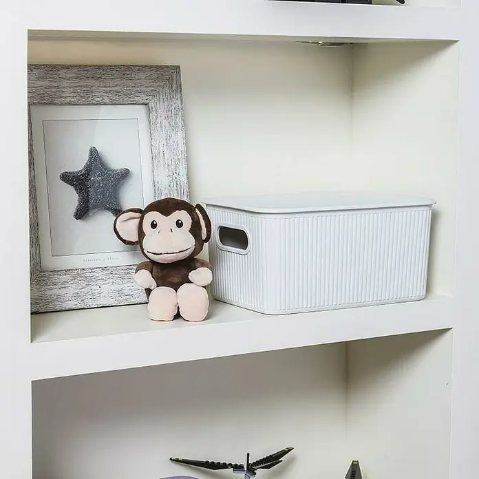 Tatay Baobab Tapa para cesta - 30 x 39 x 0,7 cm, Blanco - Una caja de almacenamiento blanca con tapa se encuentra en un estante junto a un marco de fotos y un mono de peluche.