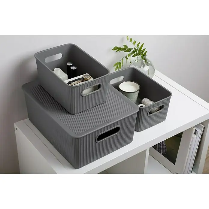 Tatay Baobab Cesta para la ropa - 18,1 x 27,2 x 13 cm, Plástico, Gris - Imagen de tres cajas de almacenamiento grises de plástico en un estante blanco, utilizadas para la organización y mantener las cosas ordenadas.
