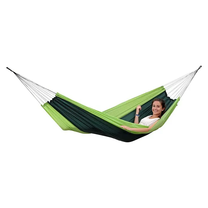 Amazonas Hängematte Silk Traveller forest - L x B: 220 x 140 cm, Grün - Frau entspannt in einer grünen und schwarzen Hängematte. Ideal zum Entspannen im Garten oder auf der Terrasse.