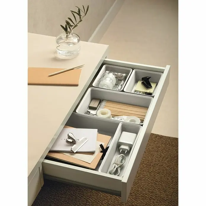 Tatay Bohol Organizador A5 - L x An x Al: 17 x 26 x 5,5 cm, Blanco sky - Cajón con organizadores blancos para guardar material de oficina como bolígrafos, clips y cargadores, de forma ordenada y organizada.