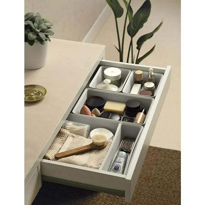 Tatay Bohol Organizador A5 - L x An x Al: 17 x 26 x 5,5 cm, Blanco sky - Un cajón abierto con diferentes recipientes que contienen productos para el cuidado de la piel como cremas, jabones y lociones.