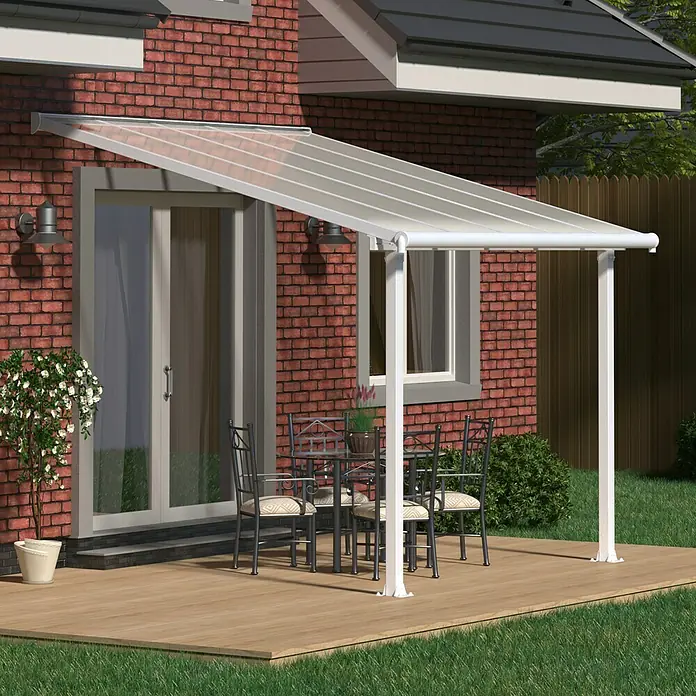 Palram – Canopia Terrassenüberdachung Olympia - B x T: 305 x 300 cm, Verkehrsweiß, Polycarbonat, Transparent - Eine Terrassenüberdachung mit weißem Rahmen und durchsichtigem Dach bietet einen stilvollen und schützenden Außenbereich für Mahlzeiten und Entspannung.