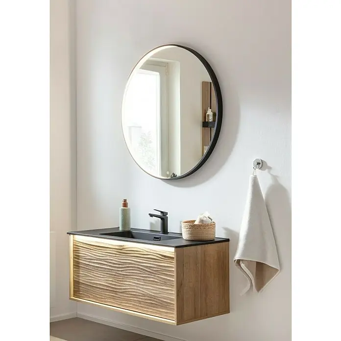 Lanzet Dune Badmöbel-Set - Gesamtbreite Badmöbel: 101 cm, Berg Eiche/Schwarz, Bewegungsmelder mit LED-Beleuchtung - Elegantes Badezimmer-Waschbecken mit stilvollem Holzunterschrank, schwarzer Arbeitsplatte, moderner Armatur und einem runden Spiegel mit Beleuchtung.