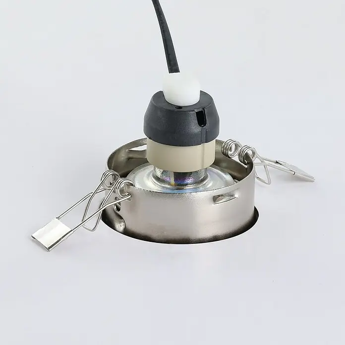 Eglo LED-Einbauleuchten-Set Favazzina - 4 W, Warmweiß, Nickel, Durchmesser: 8,8 cm - Nahaufnahme einer Deckeneinbauleuchte mit Metalleinfassung, umgeben von Befestigungsclips und einem Stromkabel für die Installation.