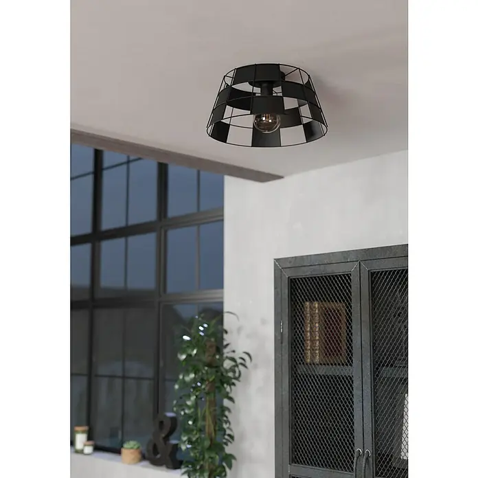 Eglo Deckenleuchte rund PONTEFRACT - 40 W, Ø x H: 42 x 20,5 cm, Schwarz, E27 - Nahaufnahme einer Deckenleuchte mit einem geometrischen Design in einem modern eingerichteten Raum.