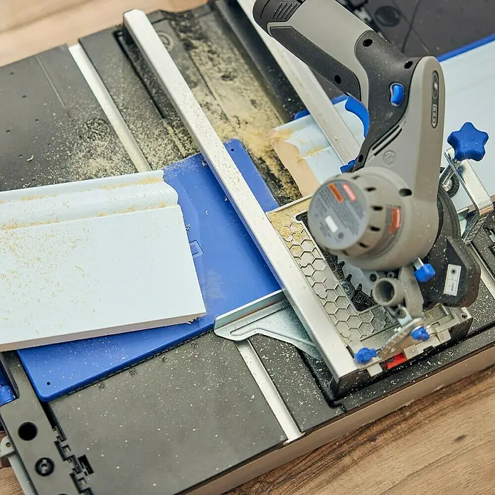 Dremel Mobile Sägestation Blueprint CS12V-S1C - 12 V, 1 Akku, 2 Ah, Leerlaufdrehzahl: 5.000 U/min - Die Kreissäge schneidet ein Stück Holz. Perfekt für präzise Schnitte und Holzarbeiten.