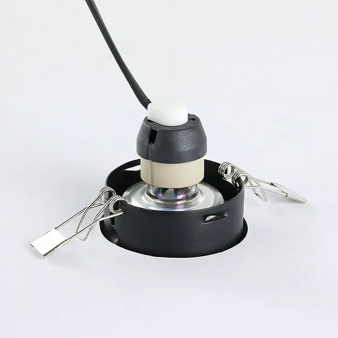 Eglo LED-Einbauleuchten-Set Favazzina - 4 W, Warmweiß, Schwarz, Durchmesser: 8,8 cm - Detailaufnahme einer Deckenleuchte mit schwarzem Gehäuse, weißen und beigen Akzenten und silbernen Klammern zur Befestigung.