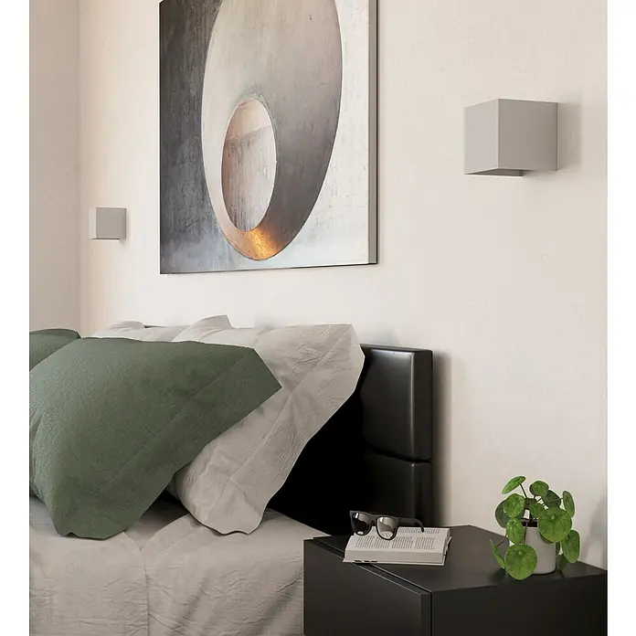 Eglo LED-Wandleuchte Valmontone - 1,5 W, L x B x H: 10 x 10 x 10 cm, Weiß, Warmweiß - Graue kubische Wandleuchte an einer hellen Schlafzimmerwand.