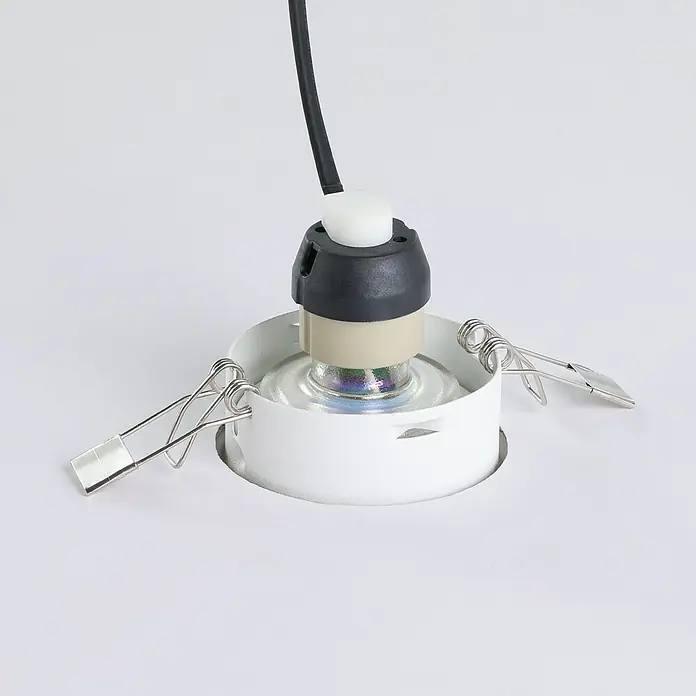 Eglo LED-Einbauleuchten-Set Favazzina - 4 W, Warmweiß, Weiß, Durchmesser: 8,8 cm - Detailansicht einer Deckeneinbauleuchte mit Federklemmen und schwarzem Kabel. Die Leuchte ist weiß und hat eine runde Form.