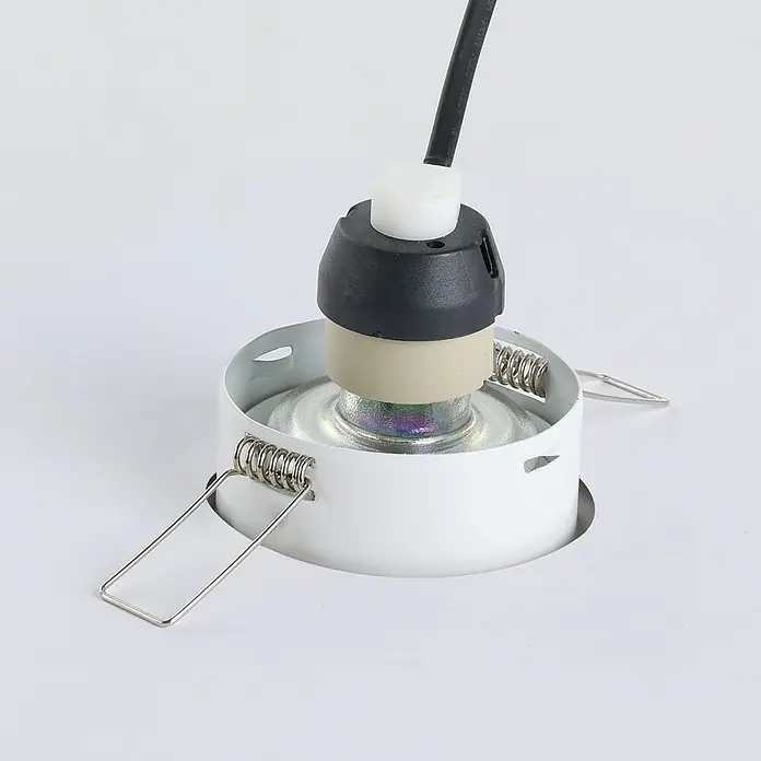 Eglo LED-Einbauleuchten-Set Favazzina - 4 W, Warmweiß, Weiß, Durchmesser: 8,5 cm - Nahaufnahme einer weißen Deckeneinbauleuchte mit Federmechanismus und schwarzem Kabel. Ideal für moderne Innenräume.