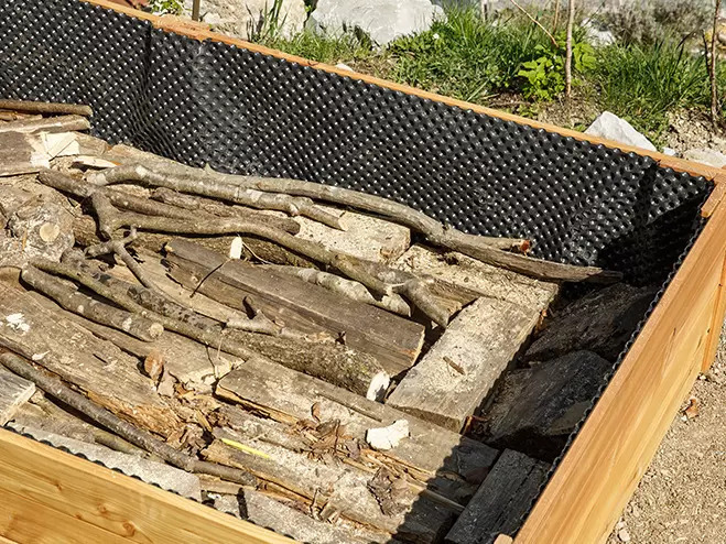 prvi sloj grančica u visokoj gredici