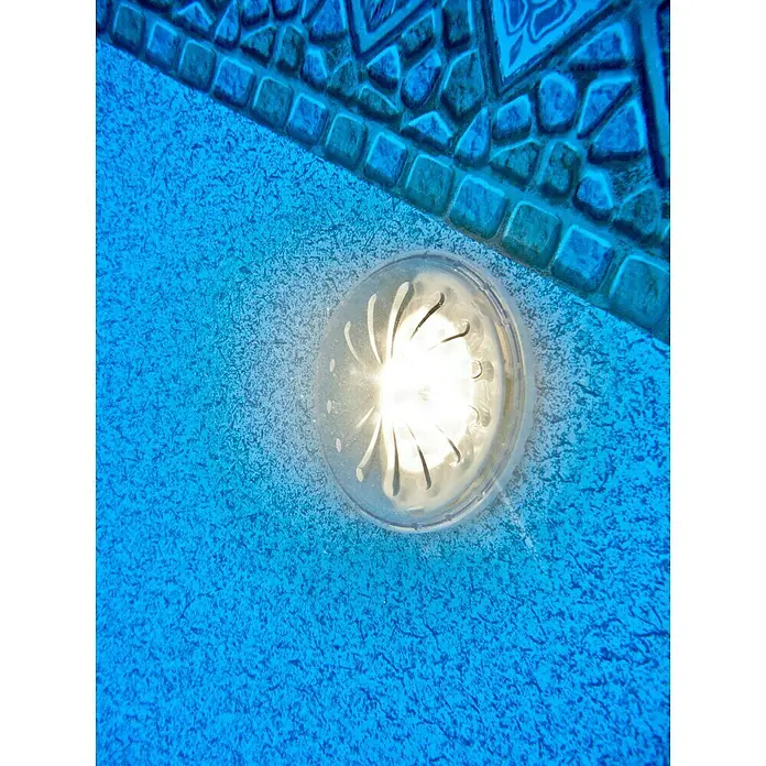Gre Luz LED para piscinas Proyector - Blanco, LED - Primer plano de una luz subacuática de piscina que emite un brillo intenso, creando un ambiente atmosférico para nadar.