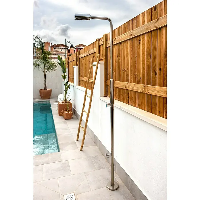 Gre Ducha de jardín Minimal - Altura: 216 cm, Acero inoxidable, Plateado - Área de piscina con ducha exterior de acero inoxidable y escalera de bambú contra una valla de madera.