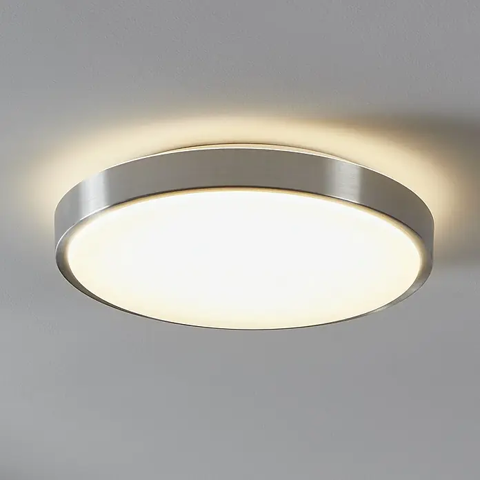 Eglo LED-Wand- & Deckenleuchte Competa 1 - 24 W, Weiß/Silber, 430 mm - Nahaufnahme einer runden, silberfarbenen Deckenleuchte, die ein warmes, diffuses Licht in einem modernen Raum verbreitet.