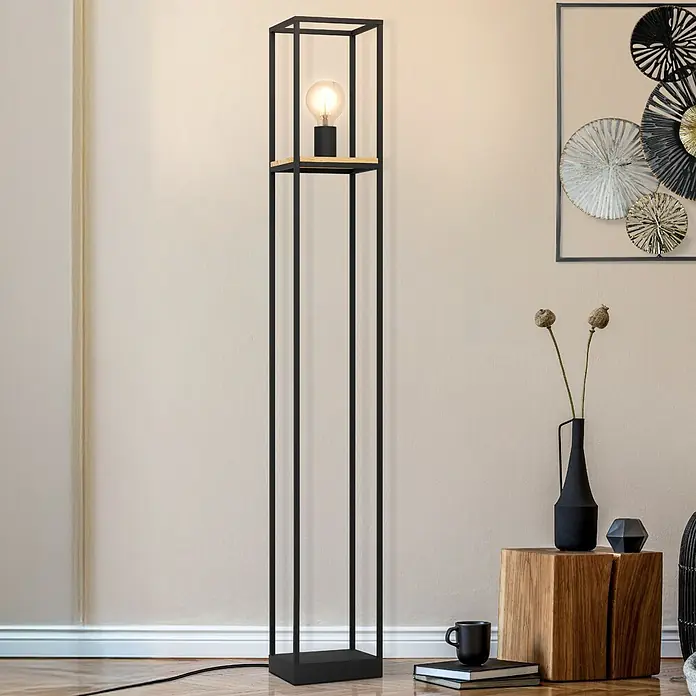 Eglo Libertad Stehleuchte LIBERTAD - 40 W, Höhe: 128,5 cm - Eine elegante Stehlampe mit einem schwarzen Metallrahmen und einem warmen Licht, das eine gemütliche Atmosphäre schafft.
