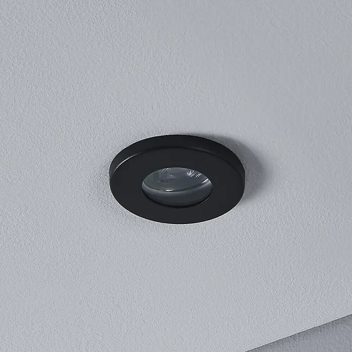 Eglo LED-Einbauleuchten-Set Favazzina - 4 W, Warmweiß, Schwarz, Durchmesser: 8,5 cm - Nahaufnahme einer schwarzen, runden Deckeneinbauleuchte, die ein modernes und minimalistisches Design für Innenräume zeigt.