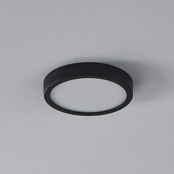 Eglo LED-Deckenleuchte Fueva 5 Sensor - 17 W, Schwarz, Warmweiß, Durchmesser: 21 cm - Nahaufnahme einer runden Deckenleuchte mit schwarzem Rahmen und weißem Diffusor, montiert an einer hellgrauen Decke.