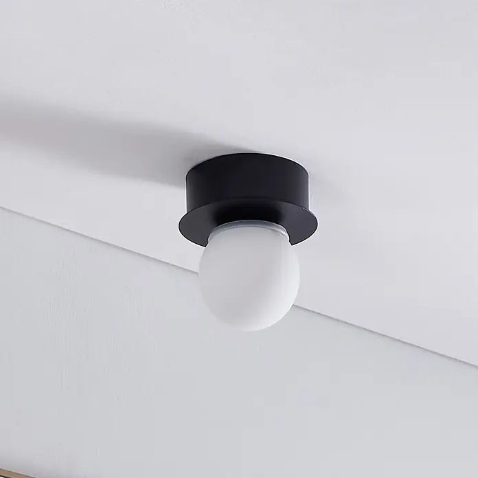 Eglo LED-Wand- & Deckenleuchte Mosiano - 3,3 W, Schwarz, Schwarz, Warmweiß, Durchmesser: 11 cm - Nahaufnahme einer modernen schwarzen Deckenleuchte mit einer kugelförmigen, weißen Lampenabdeckung. Sie hängt an einer weißen Decke.