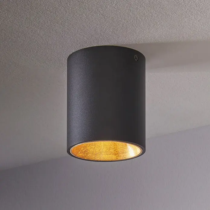 Eglo LED-Deckenleuchte rund POLASSO - 3,3 W, Ø x H: 100 mm x 120 cm, Schwarz/Gold, Warmweiß - Nahaufnahme einer zylindrischen, schwarzen Deckenleuchte mit goldfarbener Innenseite, die warmes Licht ausstrahlt.