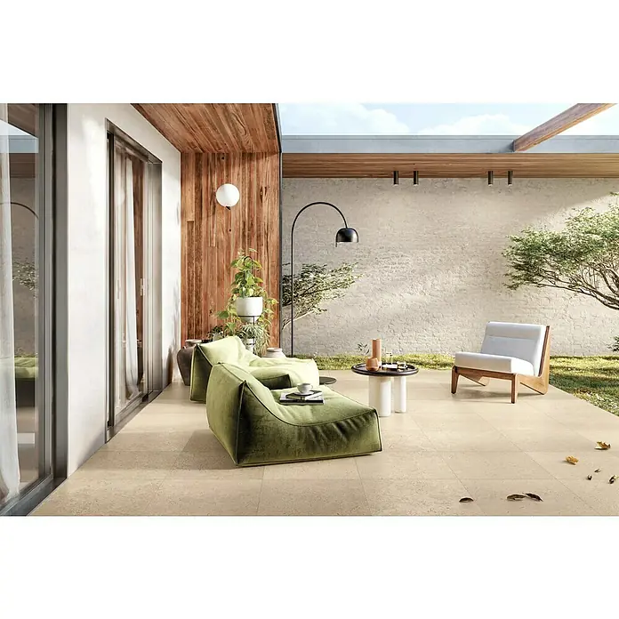 Corso Italia Terrassenfliese Pompei Aureo Crosscut - 60 x 60 cm, Beige, Matt - Texturierte beige Outdoor-Fliesen pflastern eine moderne Terrasse mit Sitzgelegenheiten und Pflanzen.