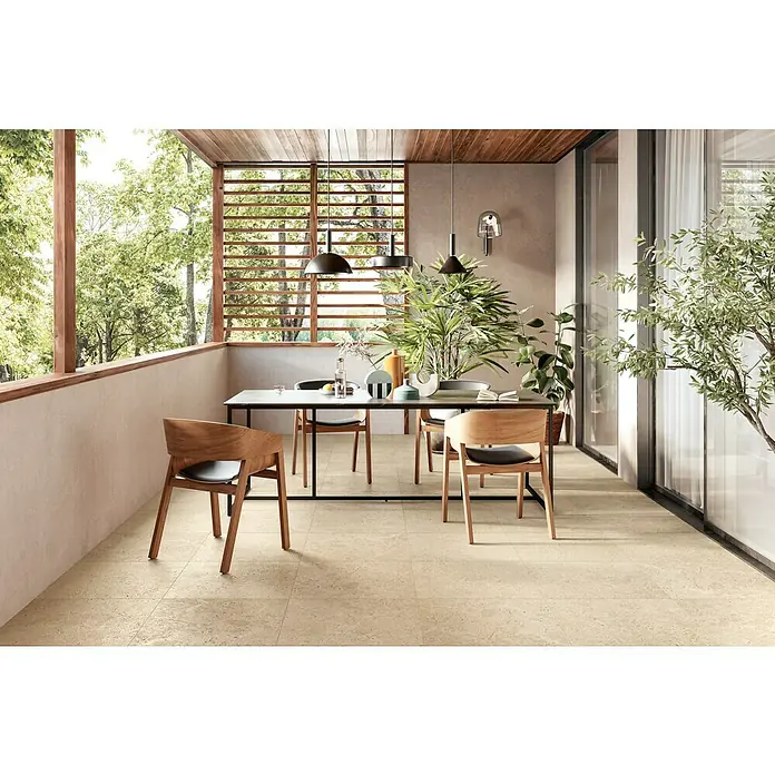 Corso Italia Terrassenfliese Pompei Aureo Crosscut - 60 x 60 cm, Beige, Matt - Ein heller Essbereich mit Holzakzenten, minimalistischem Esstisch und Stühlen, der eine ruhige und einladende Atmosphäre schafft.