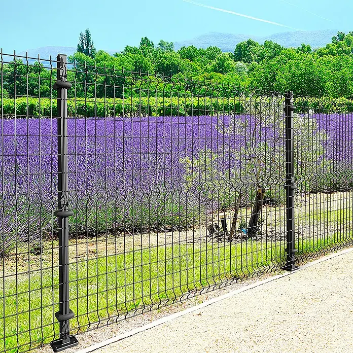 Poste para cercado Hércules - Altura: 155 cm, Gris, Acero - Valla de doble alambre negra con postes, que encierra una propiedad con un exuberante campo de lavanda y árboles verdes al fondo.