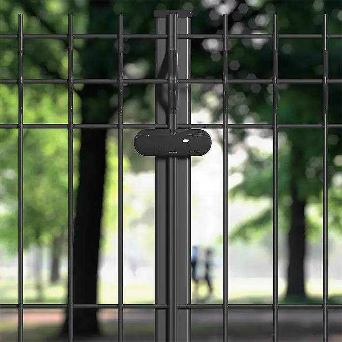 Abrazadera para poste Hércules - 2 ud., Gris, Específico para: Poste Hércules - Primer plano de una valla negra con un candado ovalado, destacando la seguridad y la protección.