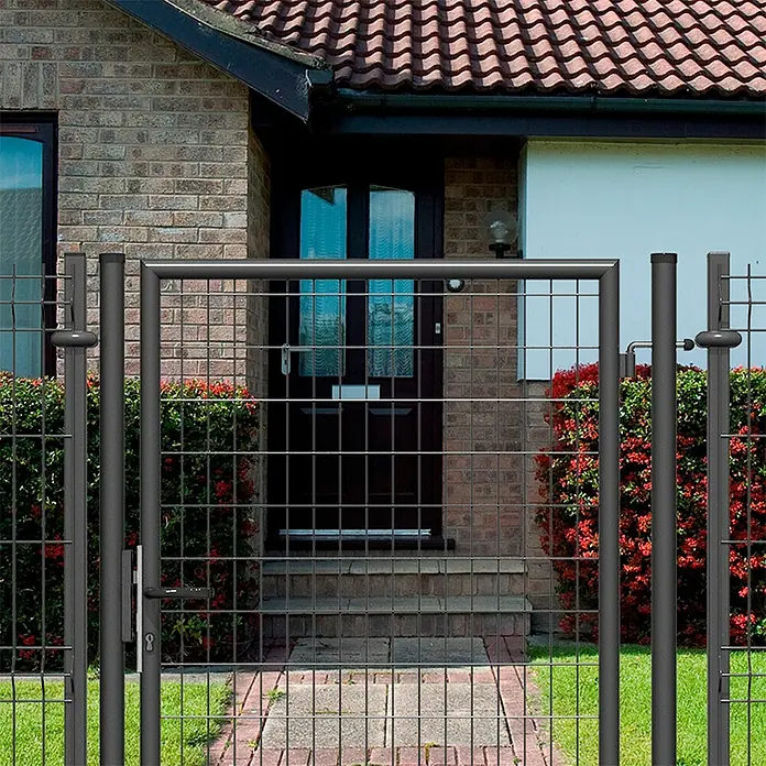 Puerta de valla Residencial - 100 x 150 cm, Gris, Metal - Puerta de jardín de malla metálica en antracita frente a una casa. Puerta robusta con manija y cerradura para el acceso al jardín.