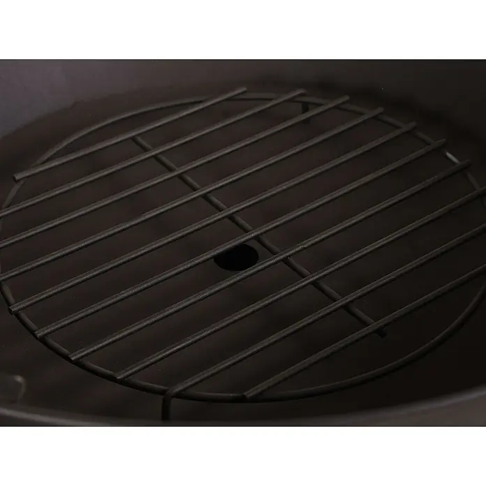 Purline Barbacoa de carbón EFP57B - Diámetro de la superficie de la parrilla: 60 cm, Negro - Primer plano de una parrilla redonda dentro de una barbacoa oscura, ideal para presentaciones de productos y preparativos de cocina.