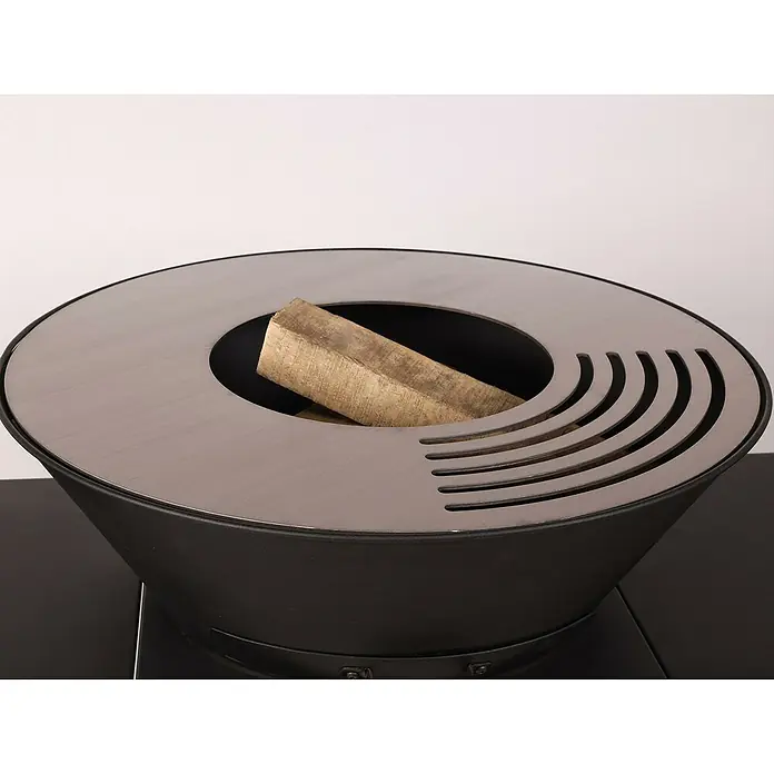 Purline Barbacoa de carbón EFP57B - Diámetro de la superficie de la parrilla: 60 cm, Negro - Primer plano de una estufa de leña moderna, mostrando su diseño circular y un trozo de madera en el interior.