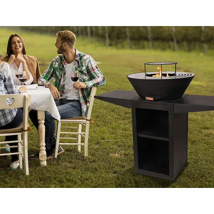 Purline Barbacoa de carbón EFP57B - Diámetro de la superficie de la parrilla: 60 cm, Negro - Elegante mesa de brasero negra con almacenamiento integrado, creando un ambiente acogedor para reuniones al aire libre.