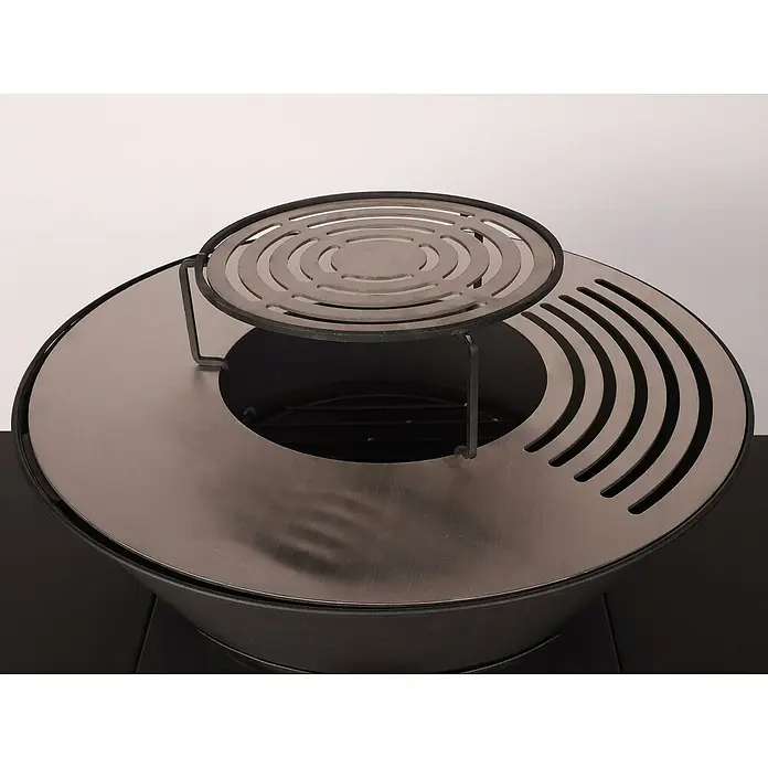 Purline Barbacoa de carbón EFP57B - Diámetro de la superficie de la parrilla: 60 cm, Negro - Primer plano de una parrilla de carbón con una rejilla redonda elevada con soportes metálicos y ranuras de ventilación en la tapa.