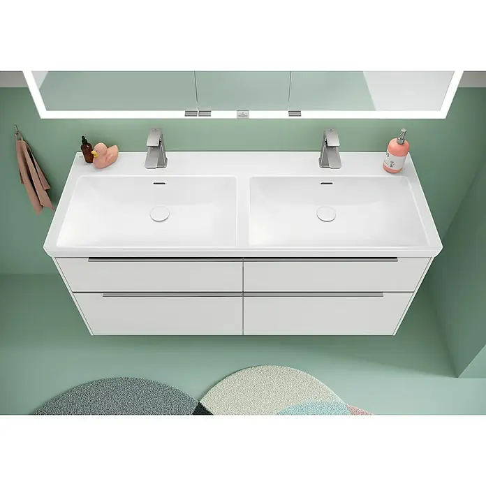 Villeroy & Boch Subway 3.0 Waschbeckenunterschrank - Brilliant White, Anzahl Schubladen: 4 Stk., Farbe Griff: Aluminium glänzend, B x T x H: 127,2 x 47,8 x 57,6 cm, Mit Beleuchtung, Geeignet für Doppelwaschtisch - Weißer Doppelwaschtisch mit zwei Chromarmaturen, integrierten Becken und zwei Schubladen. Beleuchteter Spiegel, Accessoires.