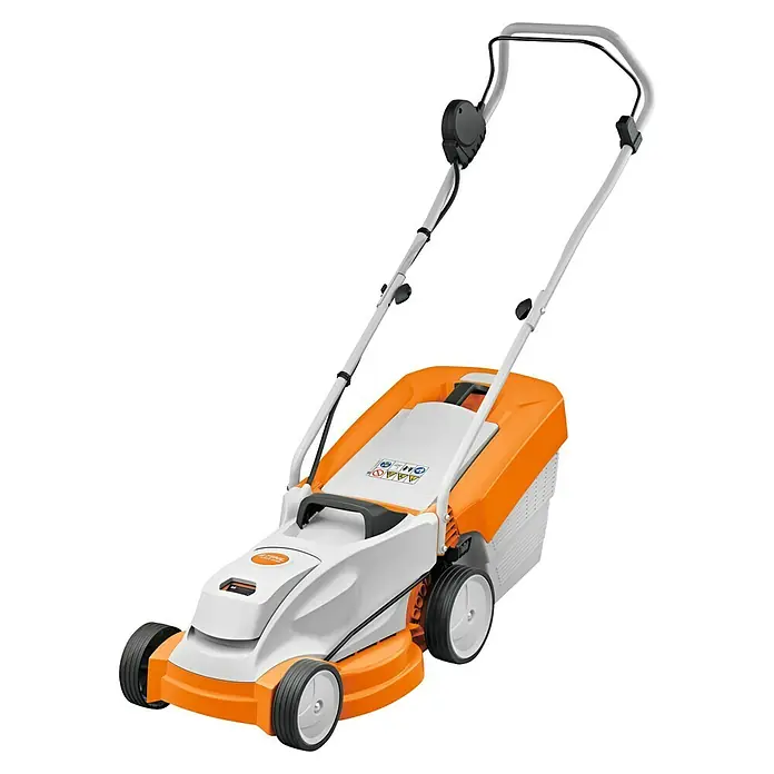 Stihl Elektro-Rasenmäher RME 235 - 1.200 W, Schnittbreite: 33 cm - Weiß-orangefarbener Stihl Elektromäher mit schwarzem Griff und Rädern, schräg von vorne gezeigt.