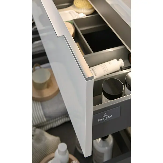 Villeroy & Boch Subway 3.0 Waschbeckenunterschrank - Pure White, Anzahl Schubladen: 4 Stk., Farbe Griff: Aluminium glänzend, B x T x H: 127,2 x 47,8 x 57,6 cm, Mit Beleuchtung, Geeignet für Doppelwaschtisch - Weiße Hochglanzschublade mit integriertem Metallgriff, geöffnet mit Villeroy & Boch Badprodukten.
