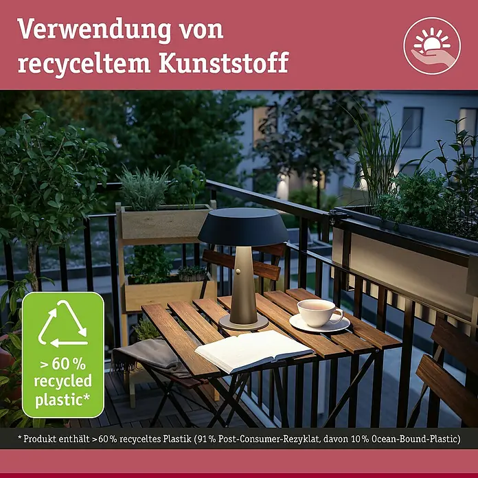 Paulmann Solar-Tischleuchte Soala - 32 W, Schwarz, IP44 - Dunkelgraue Tischleuchte aus >60% recyceltem Kunststoff auf Balkontisch mit Buch und Tasse.