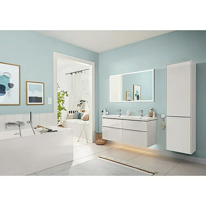 Villeroy & Boch Subway 3.0 Hochschrank - B x T x H: 40 x 36,2 x 171 cm, 1x Klappe mit Wäschekorb, 1x Tür, Brilliant White, Farbe Griff: Aluminium glänzend, DIN Anschlag: Links - Ein helles Badezimmer mit einer freistehenden Badewanne, einem Doppelwaschtisch und einem Spiegelschrank.