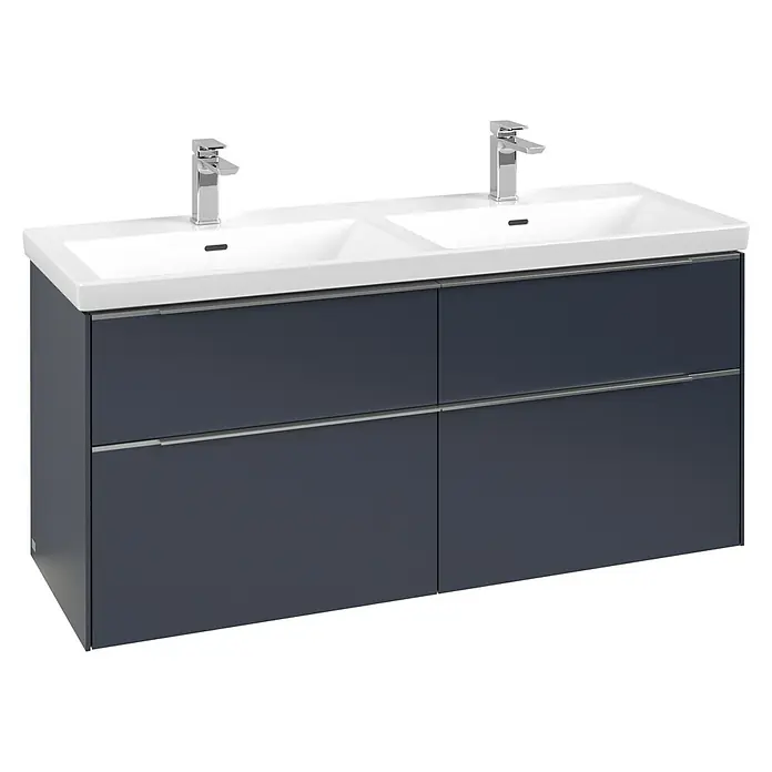 Villeroy & Boch Subway 3.0 Waschbeckenunterschrank - Marine Blue, Anzahl Schubladen: 4 Stk., Farbe Griff: Aluminium glänzend, B x T x H: 127,2 x 47,8 x 57,6 cm, Mit Beleuchtung, Geeignet für Doppelwaschtisch - Doppelwaschtisch mit zwei weißen Keramikbecken, zwei Chromarmaturen und einem dunkelblauen Unterschrank mit vier Schubladen.