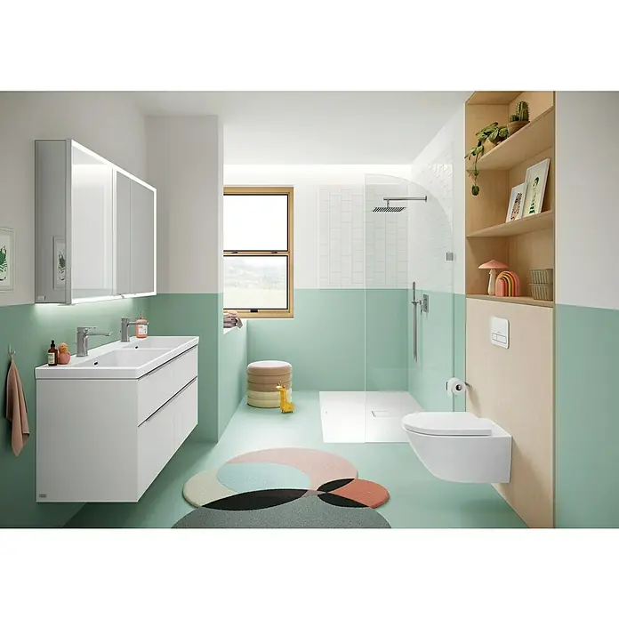 Villeroy & Boch Subway 3.0 Waschbeckenunterschrank - Brilliant White, Anzahl Schubladen: 4 Stk., Farbe Griff: Aluminium glänzend, B x T x H: 127,2 x 47,8 x 57,6 cm, Mit Beleuchtung, Geeignet für Doppelwaschtisch - Modernes Badezimmer mit Doppelwaschtisch, Dusche und WC, ausgestattet mit mintgrünen Wänden und Akzenten aus Naturholz.