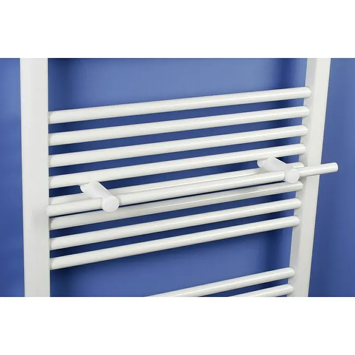 Ximax Heizkörper-Handtuchhalter - Breite: 57 cm, Weiß, Gerade, Passend für: Ximax Badheizkörper Tip/Tec/Lux - Nahaufnahme eines weißen Handtuchwärmers an einer blauen Wand, der das minimalistische Design und die Funktionalität des Heizkörpers hervorhebt.